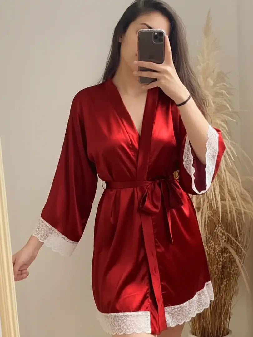 Peignoir Satin Rouge avec Dentelle Blanche — Ceinture à Nouer