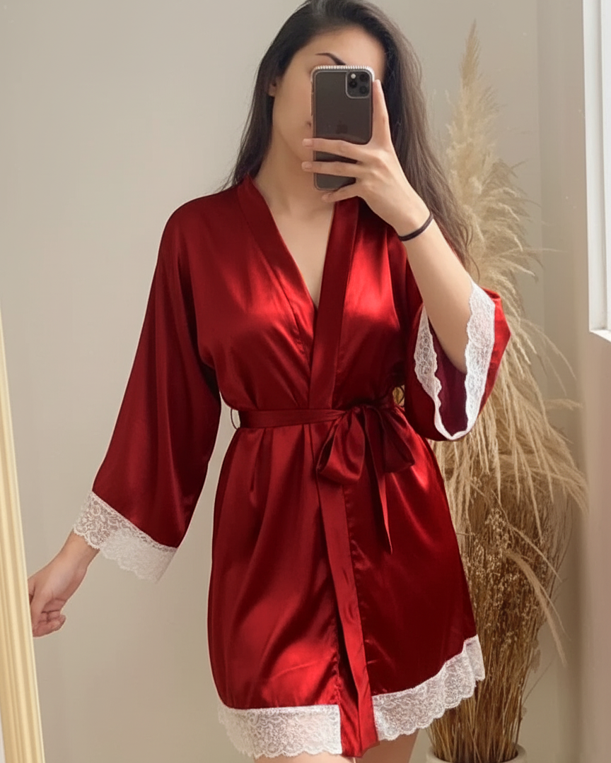 Peignoir Satin Rouge avec Dentelle Blanche — Ceinture à Nouer