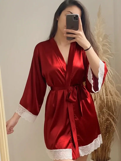 Peignoir Satin Rouge avec Dentelle Blanche — Ceinture à Nouer